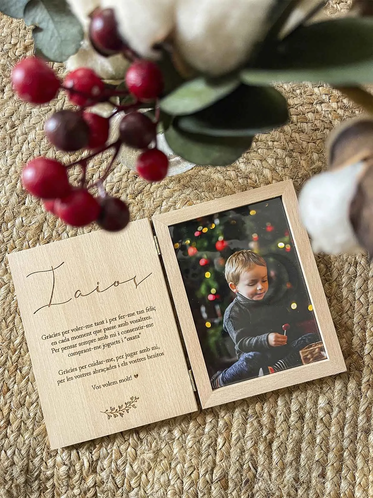 Marco de fotos de madera tipo libro con mensaje personalizado grabado